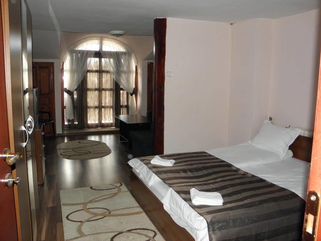 Hotel St.St. Constantine And Helena Sandanski Esterno foto